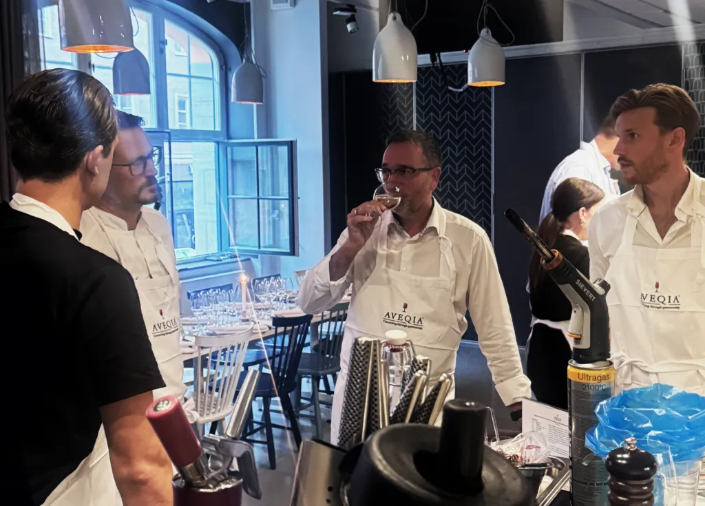 Människor som samtalar i en ljus lokal
