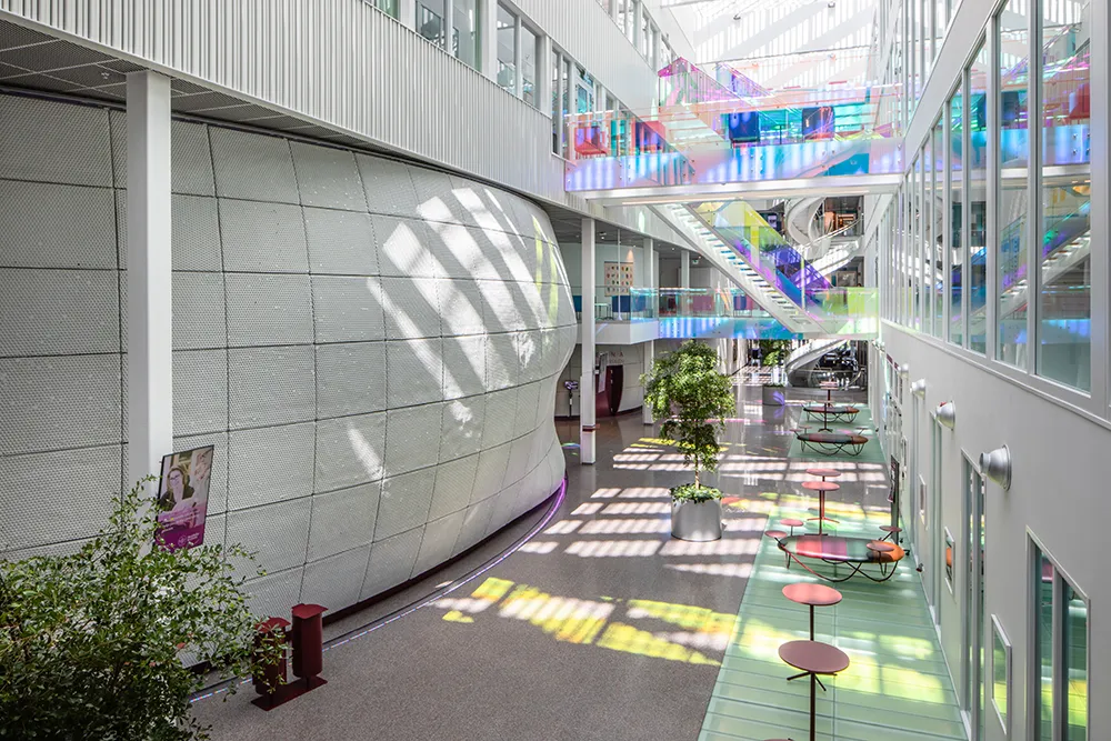 Ljus hall med glastak och korridor på Karolinska Universitetssjukhuset i Huddinge