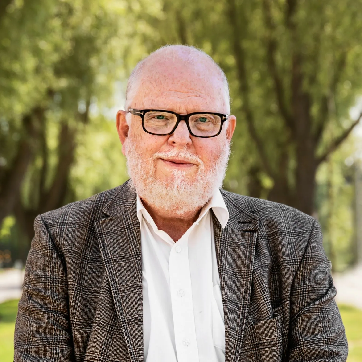 Porträtt av Peter Währborg, man med glasögon och kavaj utomhus